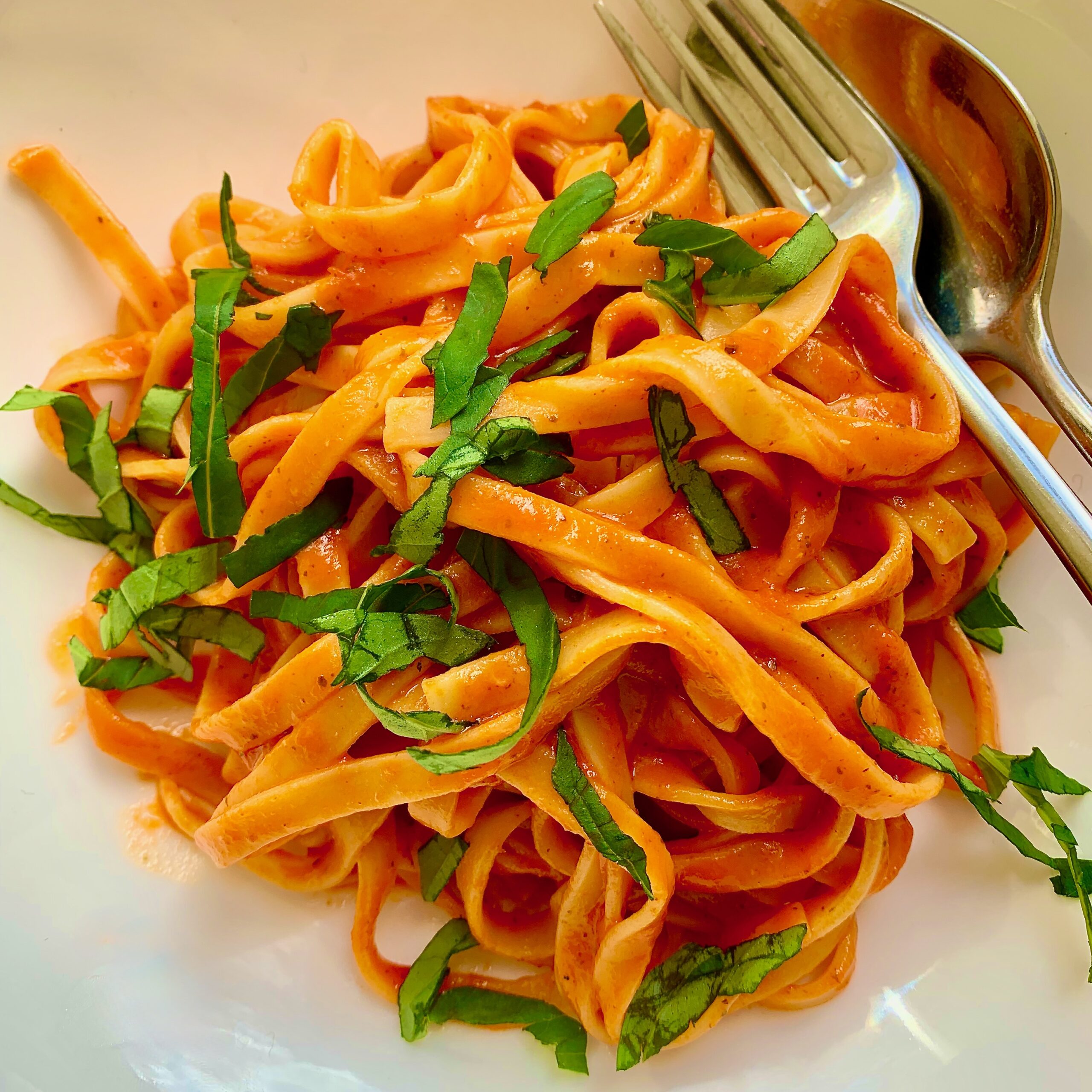Romige paprika-tomaat pasta in een gerecht met een rijke saus