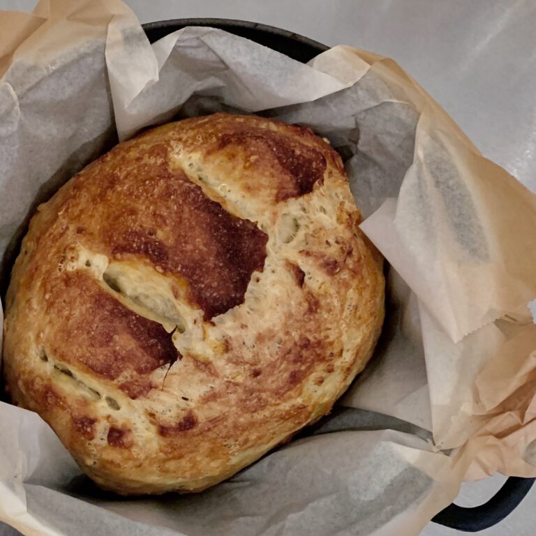 Vers zelfgebakken brood met een knapperige korst, gebakken in een pan in de oven